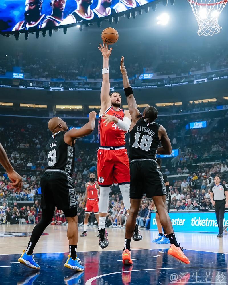 祖巴茨转身勾手命中 哈登高吊助攻显功力 祖巴茨转身勾手命中 哈登高吊助攻显功力